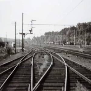 a long train is coming down the tracks