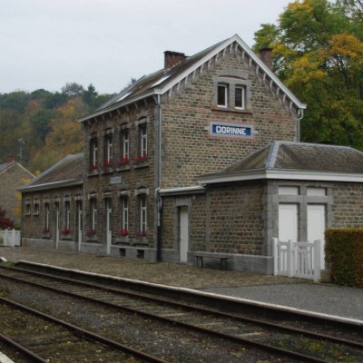 a train traveling down train tracks near a building
