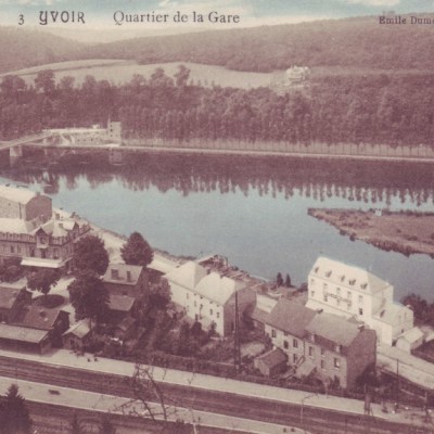 an old photo of a crowd