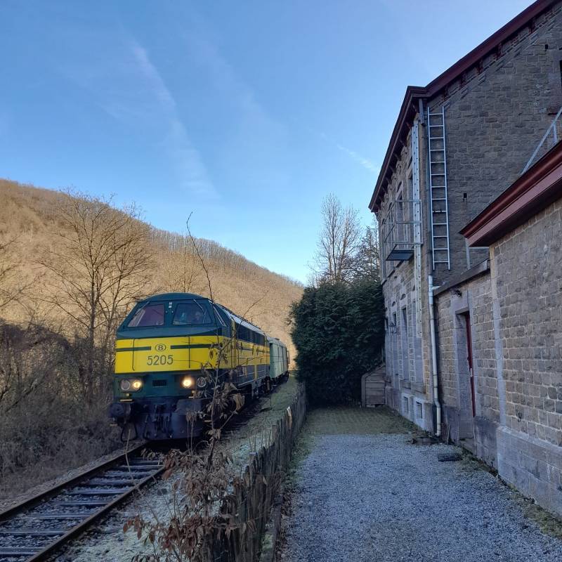 a train traveling down train tracks near a building